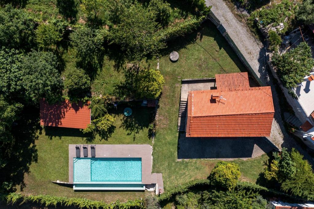 辛方伊什Douro Senses - Nature House的享有房子和游泳池的顶部景色