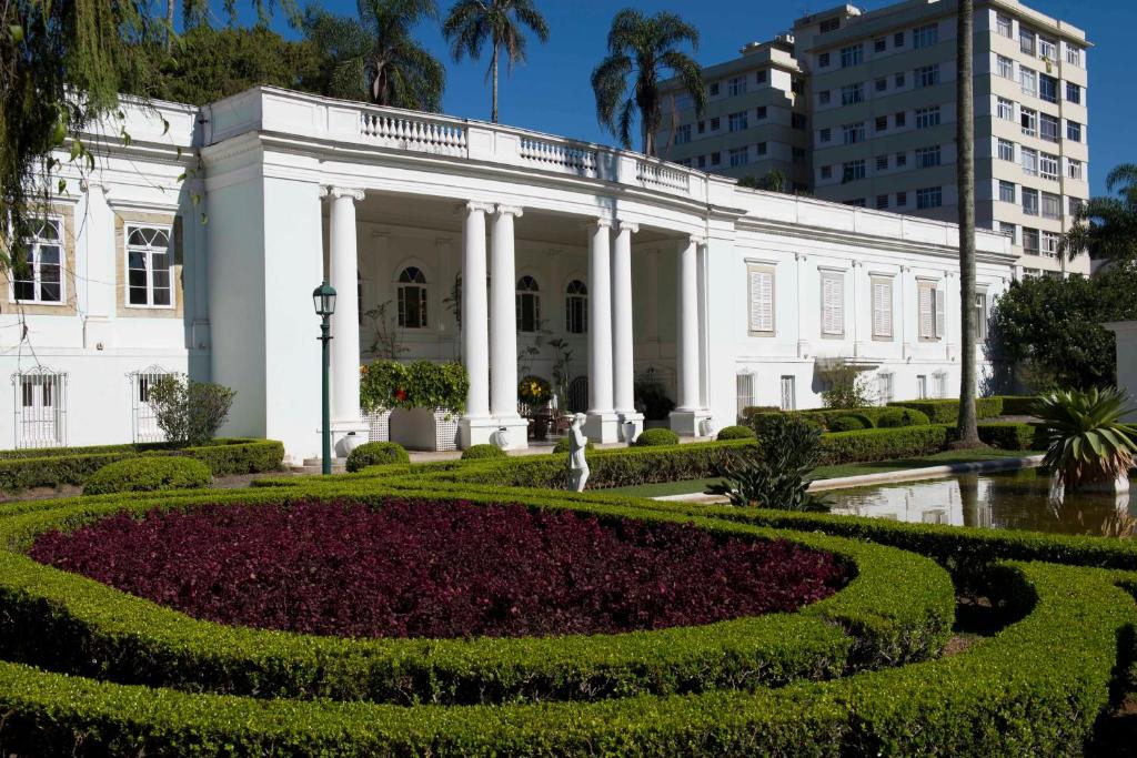 彼得罗波利斯日光因佩里奥酒店的前面有花园的白色建筑