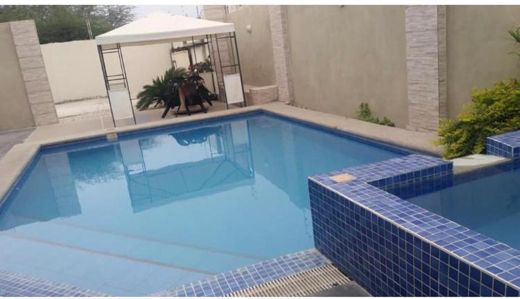萨利纳斯KsaMarita的一个带凉亭的大型蓝色游泳池