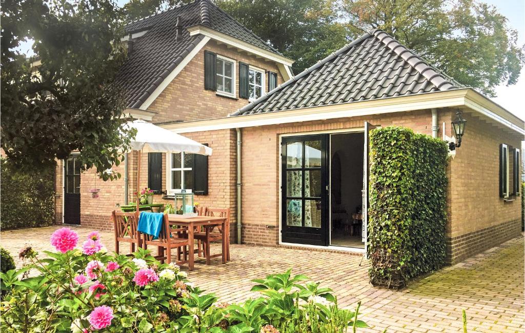 Loon op ZandOns Binkje的房屋设有带桌椅的庭院