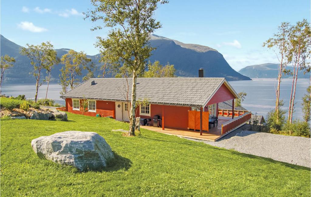 Hundeidvik汉德伊德威克嘉文内斯维根度假屋的享有水景的红色小屋