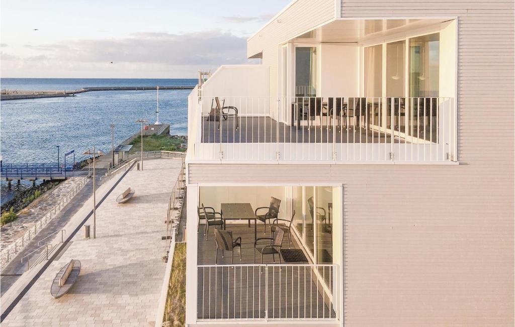 特拉弗明德Promenadenvilla的白色的房子设有俯瞰着大海的阳台
