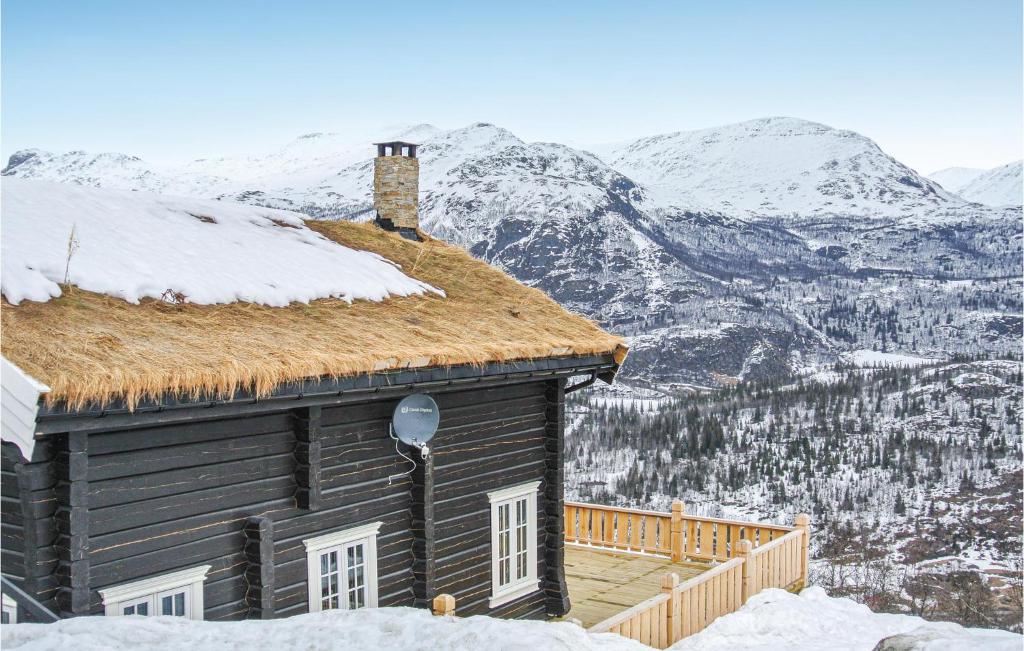 海姆瑟达尔赫姆赛达尔拉纳布度假屋的雪中小木屋,背景是群山