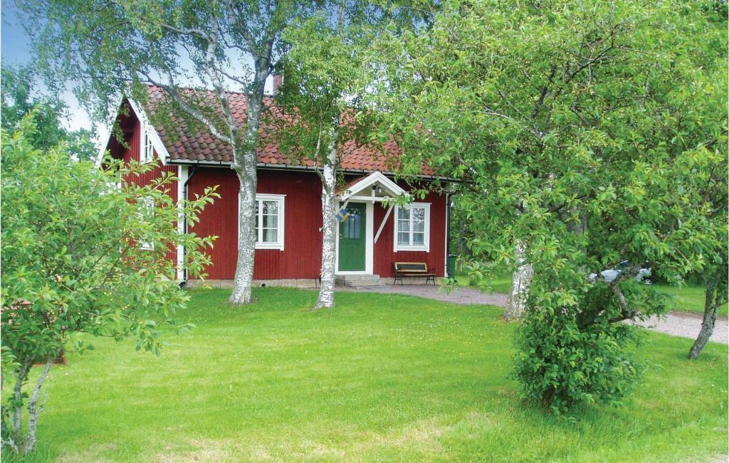 LundsbrunnAmazing Home In Lundsbrunn With 3 Bedrooms的前面有草坪的红色房子