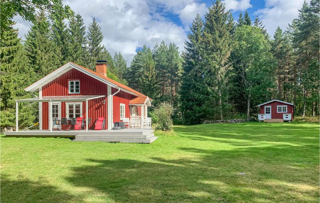 韦斯特维克Stunning Home In Vstervik With Kitchen的草场中间的红色房子