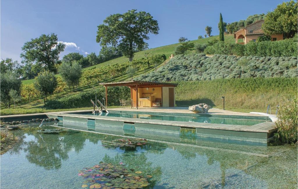 Ostra VetereCasa Panorama的湖中带游泳池的房子