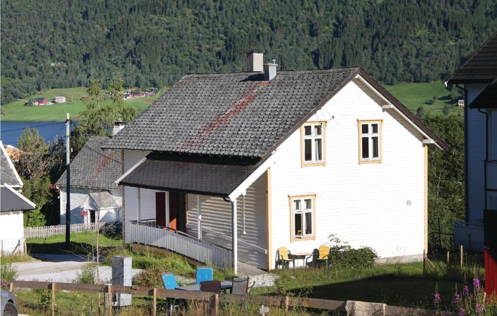 Øyjordi佛瑟斯兰德湖景两卧室公寓07号的黑色屋顶的白色房子