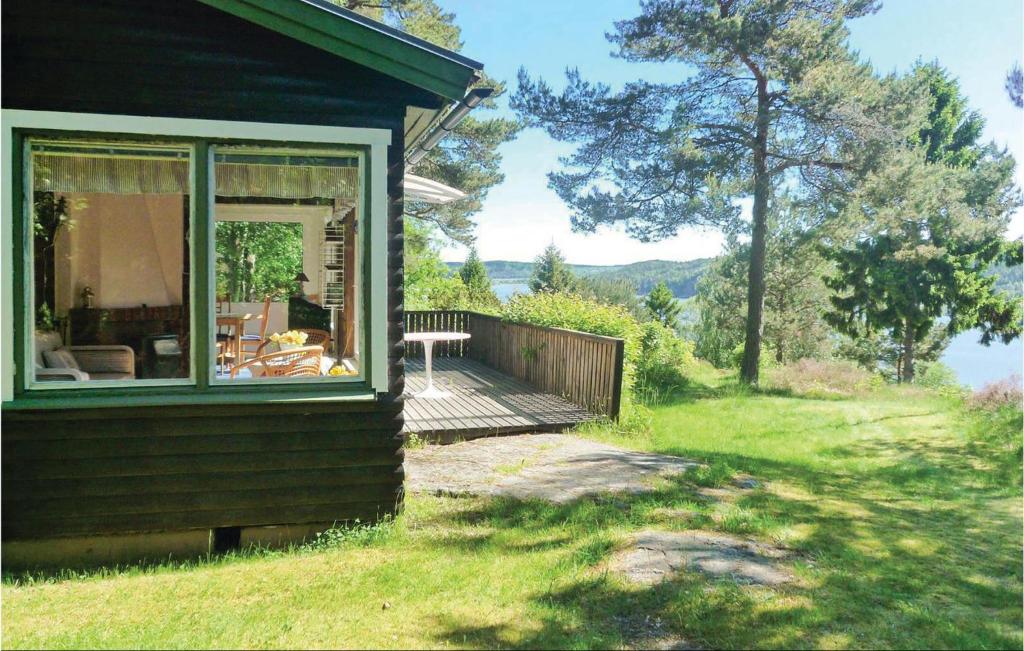 蒙克达尔Bergsvik的庭院旁的木甲板房子