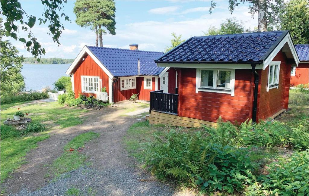 KvicksundAmazing Home In Kvicksund With Wifi的一座红色的房子,在院子里设有太阳能屋顶
