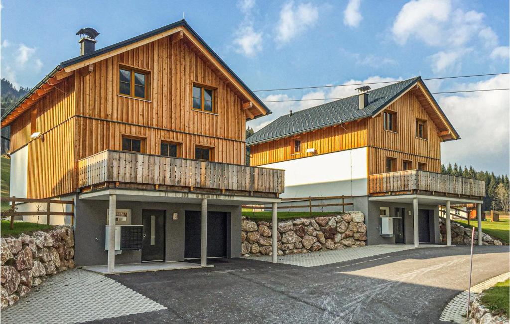 HinterposernBeautiful Home In Altaussee With Kitchen的一座带石墙的大型木制房屋