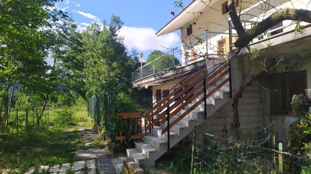 塞拉圣布鲁诺Abete Bianco的房屋的一侧设有楼梯