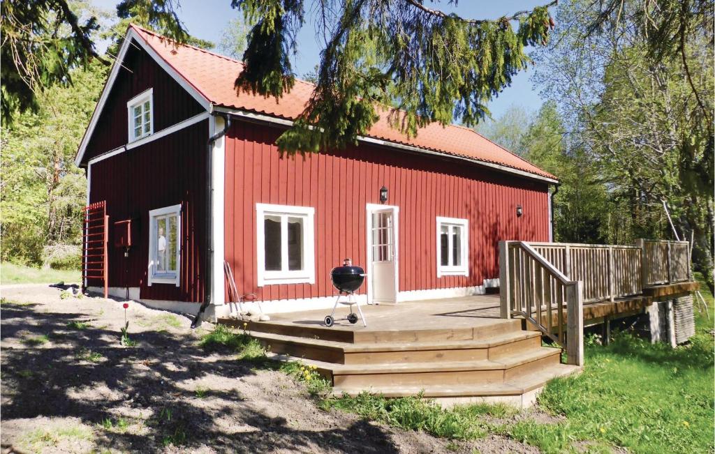 松德比Awesome home in Strngns with 2 Bedrooms and WiFi的一座红色谷仓,设有通往该谷仓的楼梯