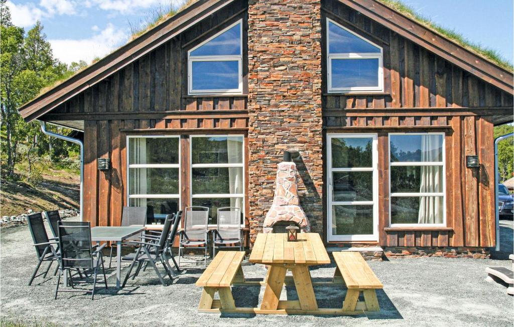 TorvetjørnNice Home In Rauland With Sauna的小木屋配有野餐桌和椅子