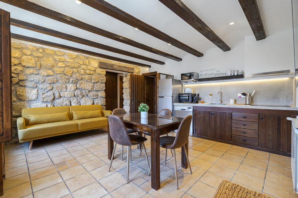 布龙查莱斯Casa Rural La Sierra的厨房以及带桌椅的起居室。