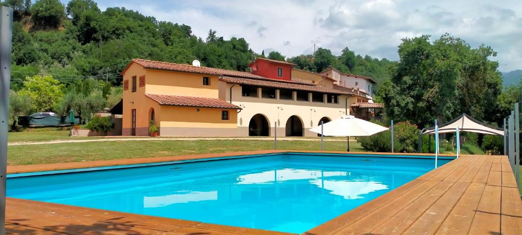 特拉诺瓦-布拉乔利尼Agriturismo Lo Zolfino的房屋前有游泳池的房子