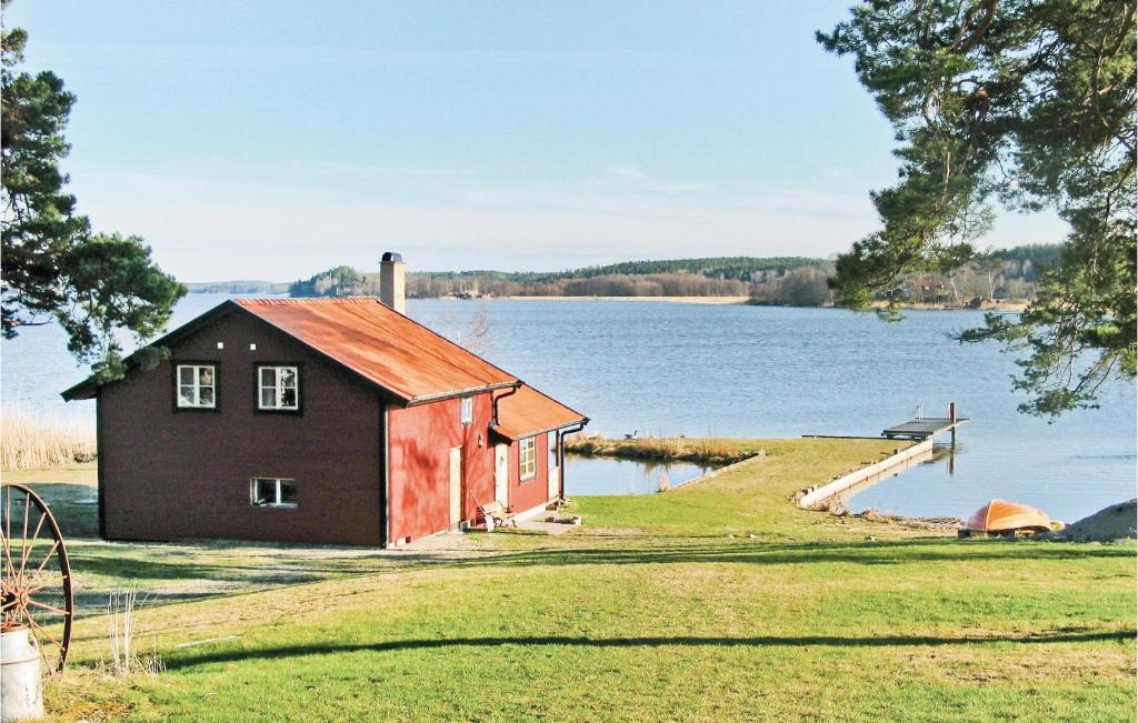 AspöAmazing Home In Strngns With 2 Bedrooms And Sauna的湖畔的小房子