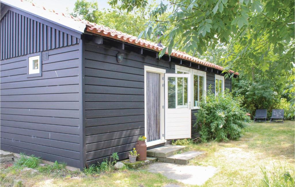WijdenesHet Appelhuisje的白色门的蓝色小房子