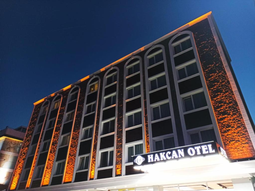 伊兹密尔凯坎酒店的一座大建筑上标有赤道的办公标志