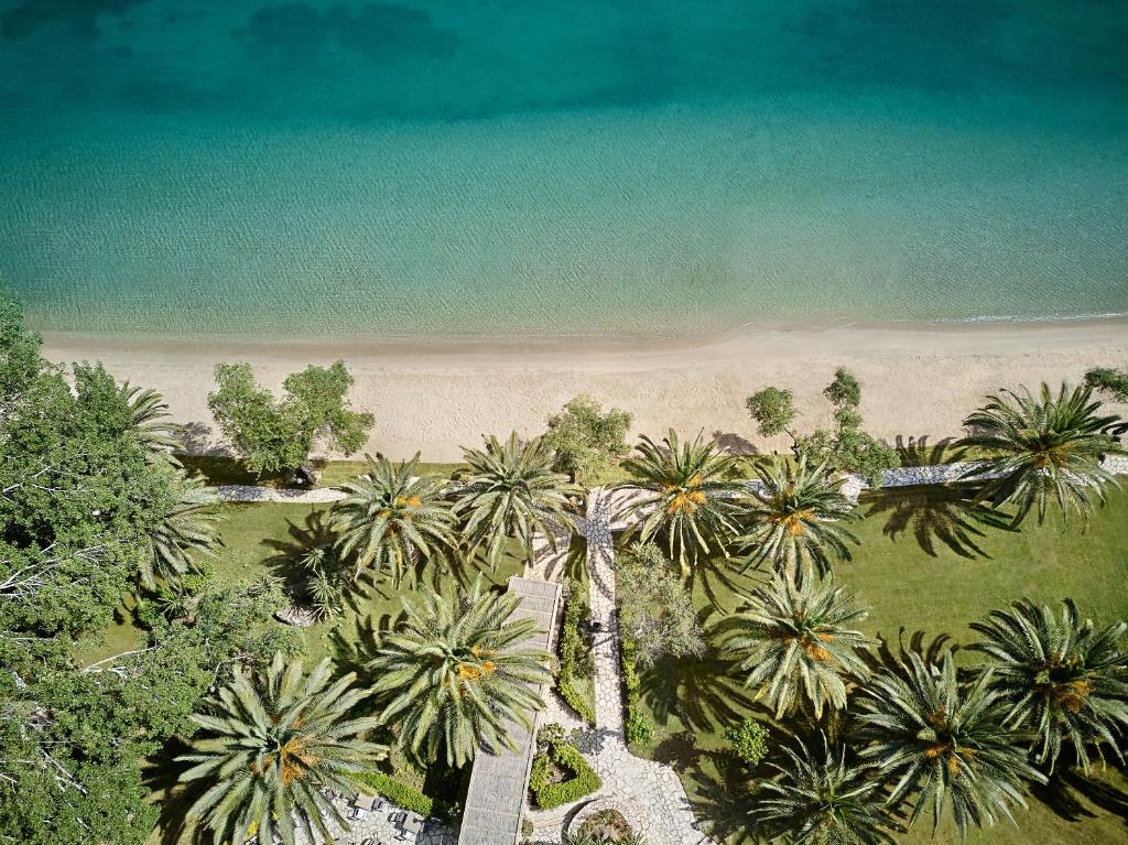 达西亚达西亚LUXME达费尼拉巴伊格雷科泰尔酒店的享有棕榈树海滩和大海的上方景色