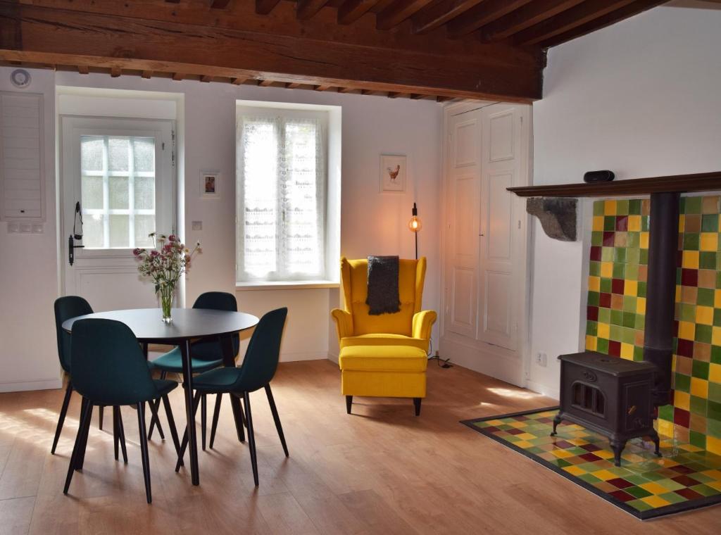 沃克莱Chez Daniel的客厅配有桌子和黄椅