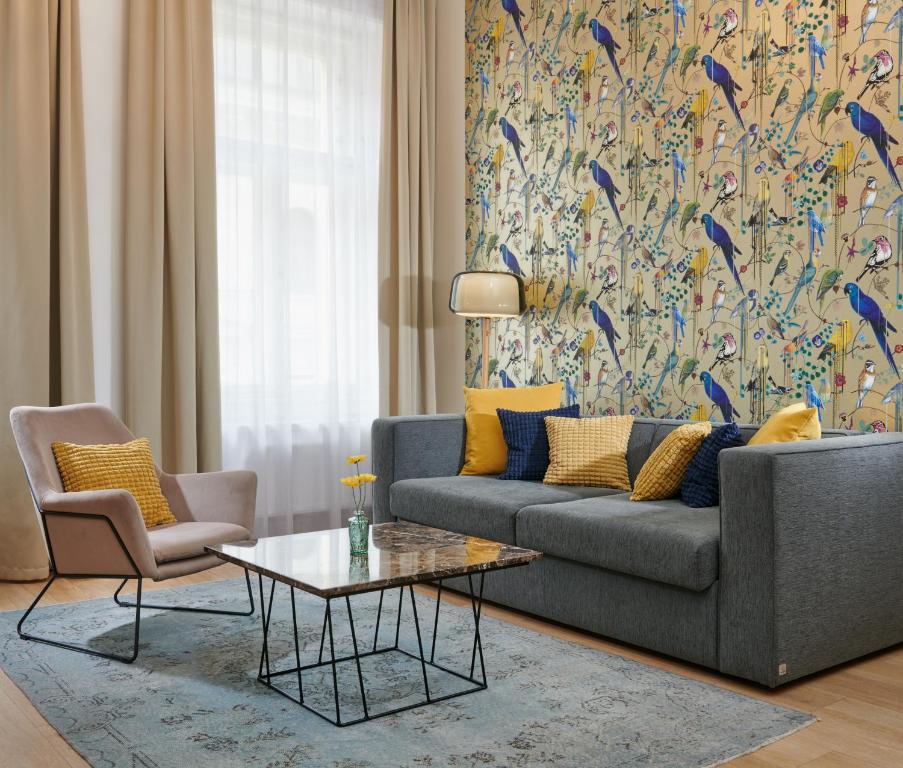 布拉格City Nest Apartments by Adrez的客厅配有沙发和桌子