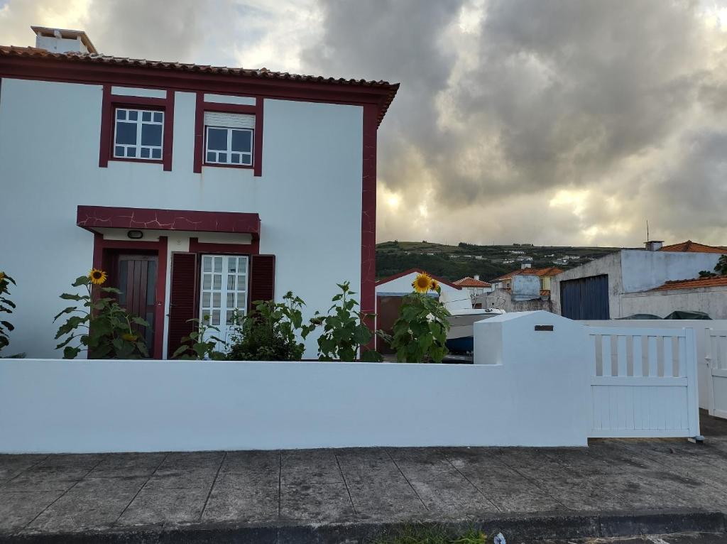圣克鲁什达什弗洛里什Villa Kai Casa frente al mar y completamente restaurada的前面有白色围栏的白色房子