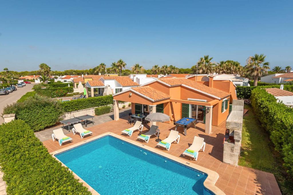 卡兰博希Villa Violeta by Villa Plus的享有带游泳池的房屋的空中景致