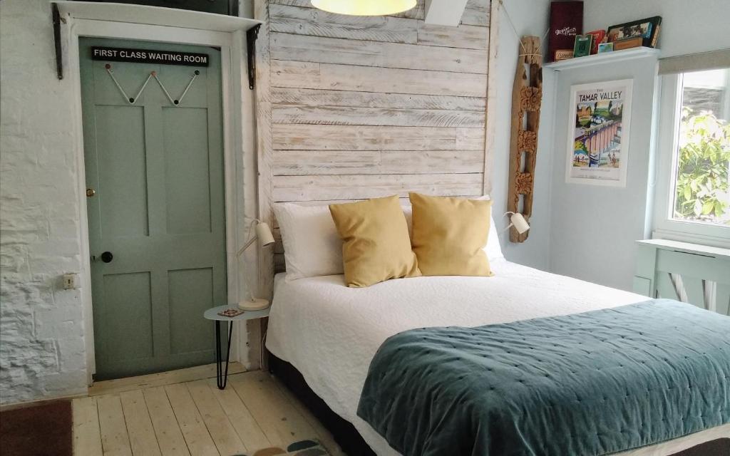 CalstockThe Artist's Retreat的一间卧室设有一张床和一个绿门