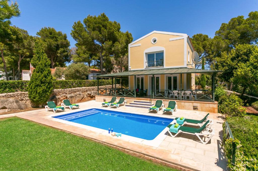 桑帕克Villa Serafina by Villa Plus的一座带游泳池和房子的别墅