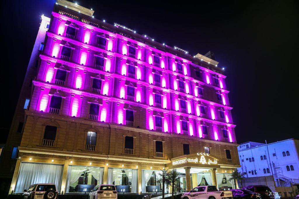 代瓦西尔干河NARCISSIST HOTEL的建筑的侧面有紫色的灯