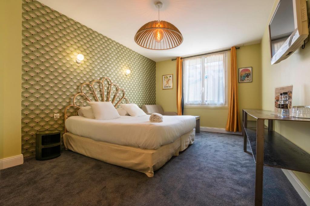 比亚里茨Hôtel Cosmopolitain的一间卧室,卧室内配有一张大床