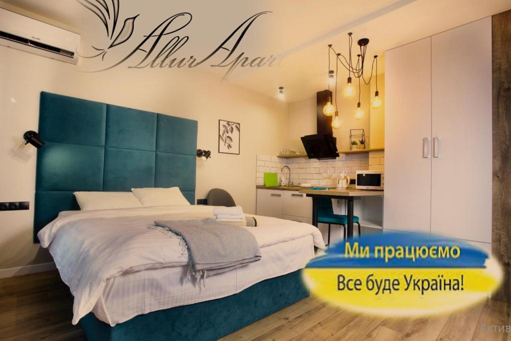 基辅Allurapart Inn MVZ, Левобережная МВЦ的卧室配有一张床铺,地板上设有冲浪板