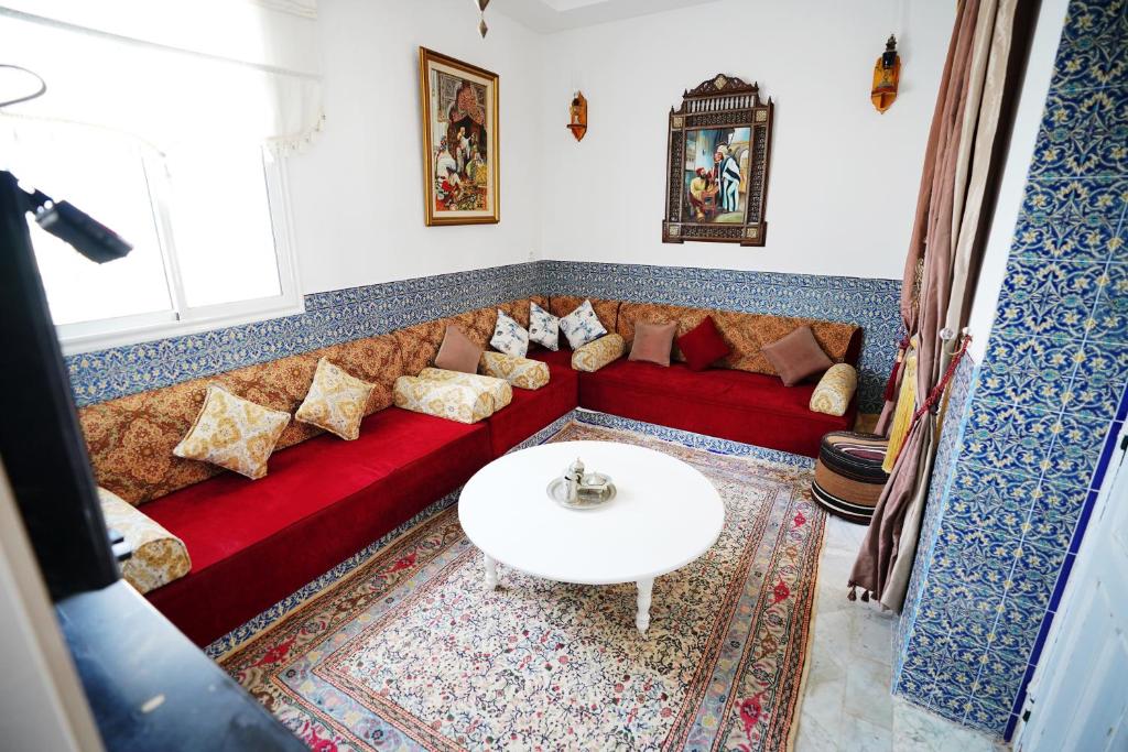 马赫迪耶DAR EL HAMRA的客厅配有红色沙发和白色桌子
