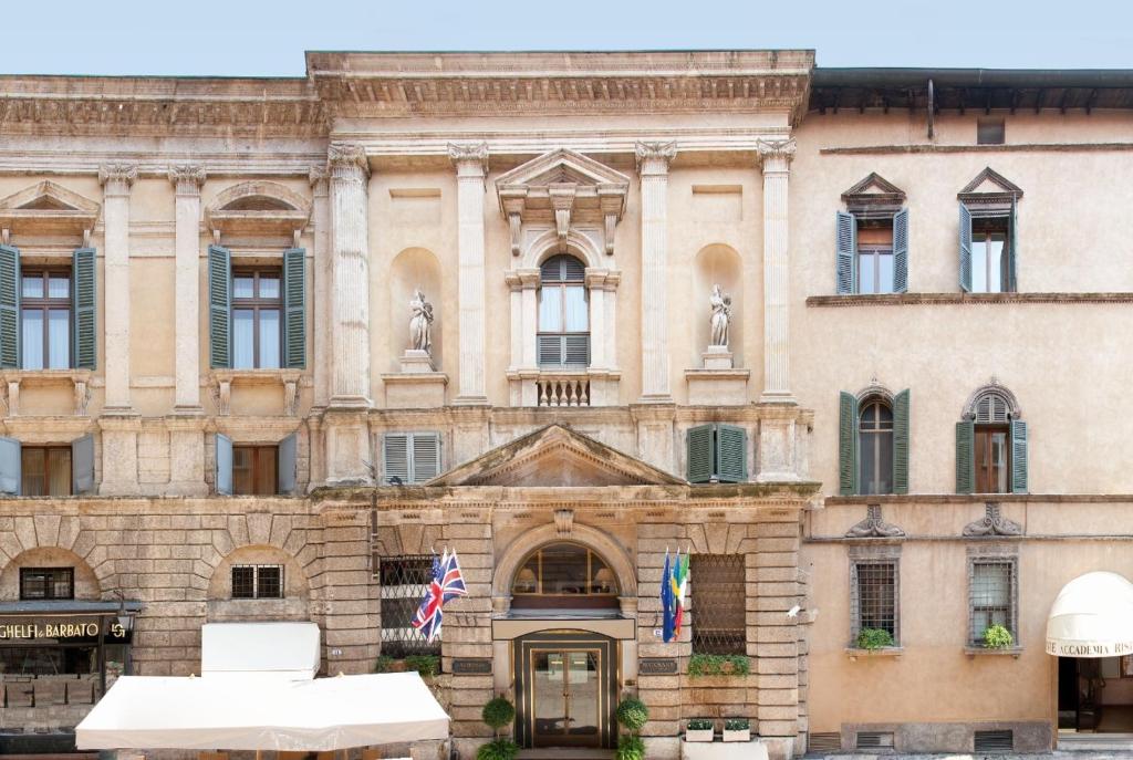 维罗纳学院酒店的前面有旗帜的古老建筑