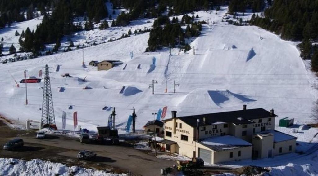 索尔德乌佩里托尔酒店的雪覆盖的山,带滑雪小屋的滑雪场