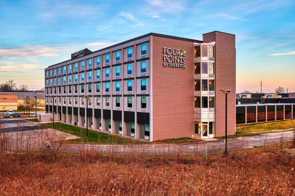 EastlakeFour Points by Sheraton Cleveland-Eastlake的建筑的侧面有标志