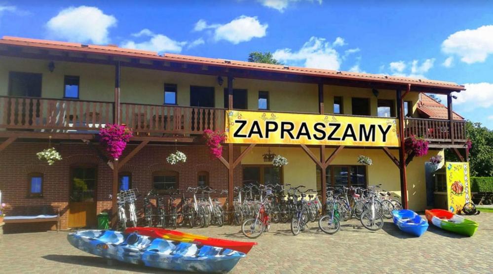 奥斯特基采Gościniec Zośka的停在大楼外的一群自行车