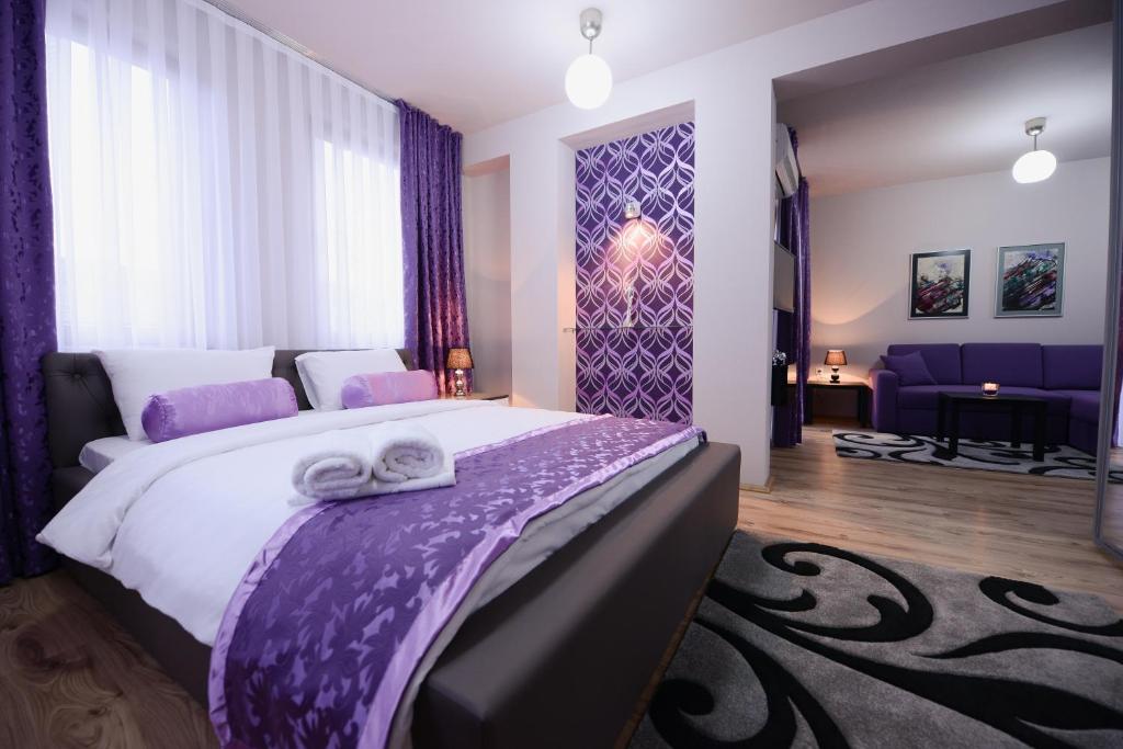 比托拉千禧旅游公寓的一间卧室配有一张大床和毛巾