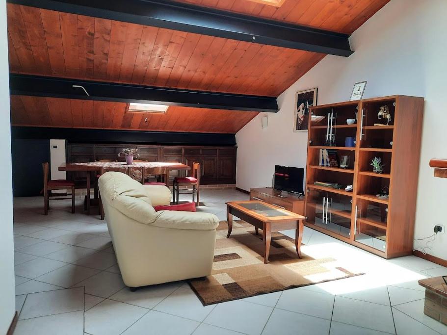 奥里斯塔诺CASA CATY - Oristano的客厅配有沙发和桌子