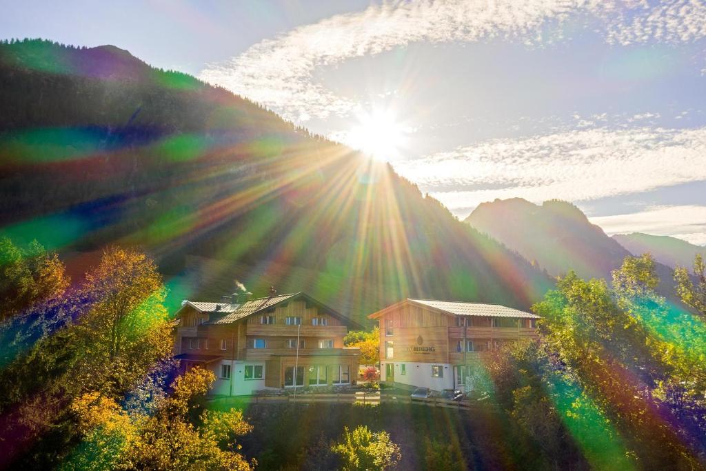 奥伯斯特多夫Hotel Kühberg的山中闪烁的太阳与建筑
