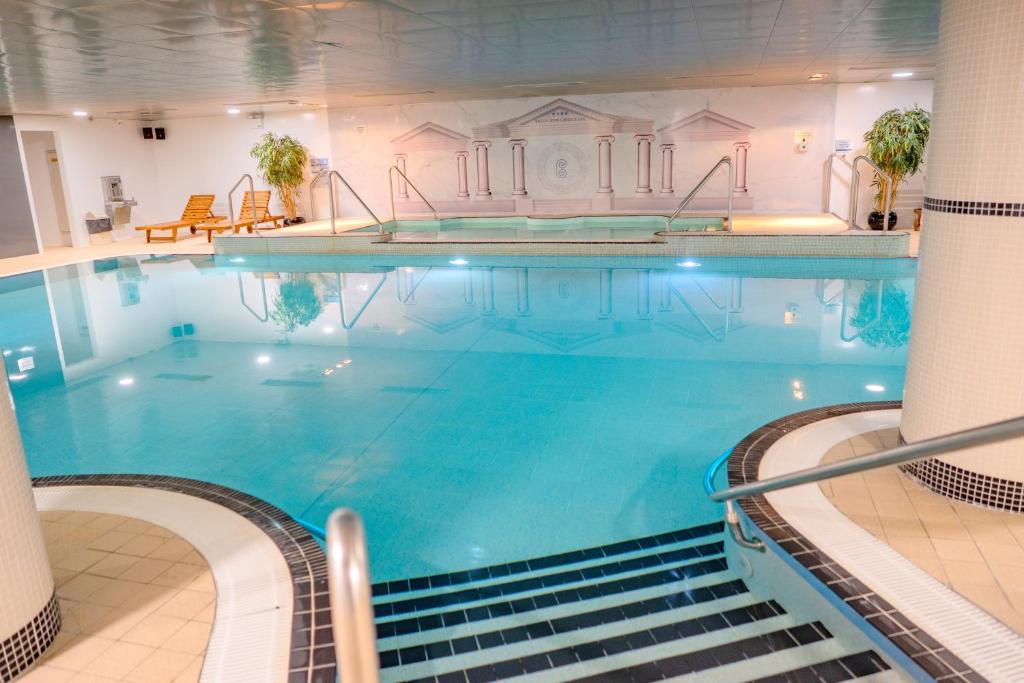 巴利利芬拜洛里芬Spa旅馆的大楼内的大型游泳池