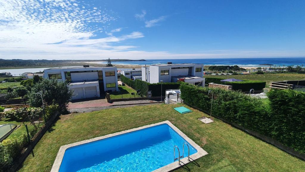 巴尔多维尼奥Modern 4 Double Bedroom Villa with Pool / Garden的享有带游泳池的房屋的空中景致