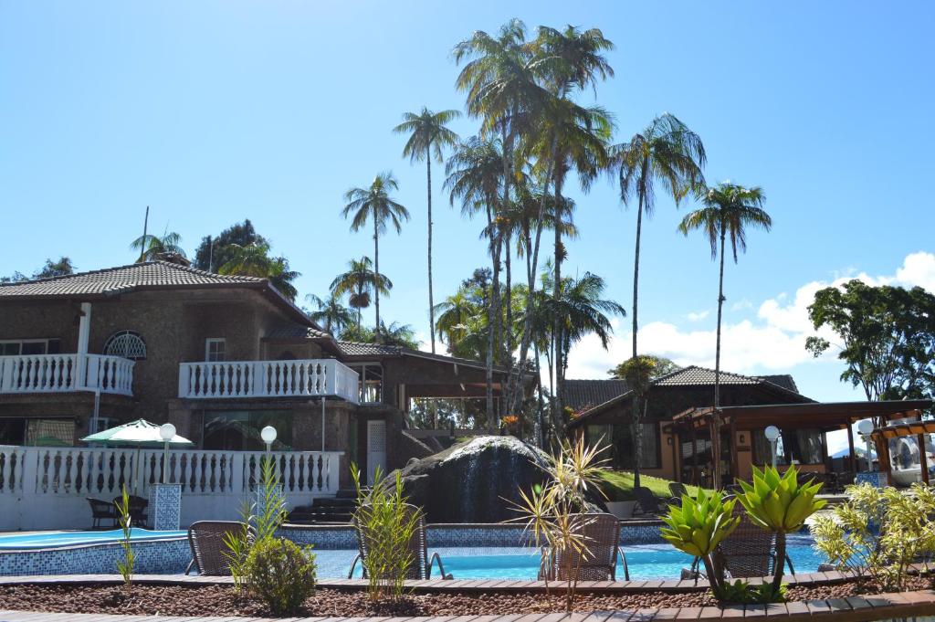特雷索波利斯泰雷公园旅馆的一座带游泳池和棕榈树的房子