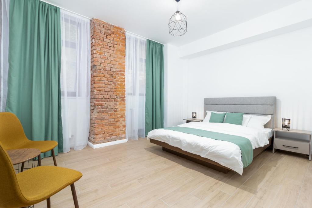 奥拉迪亚CADORO City Center Apartments的一间卧室配有一张带绿色窗帘的大床