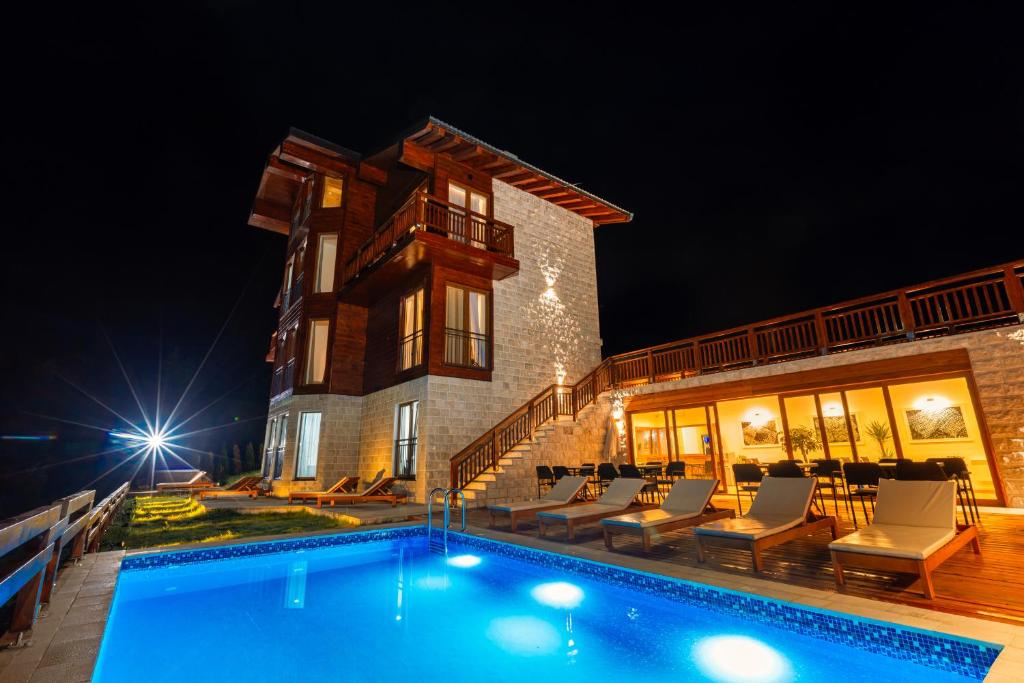 扎布利亚克Hotel NORTH STORY - Luxury Chalet - Apartments & rooms的夜间带游泳池的别墅