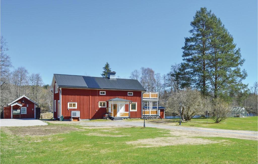 KopparbergPet Friendly Home In Kopparberg With Lake View的黑色屋顶的红色谷仓