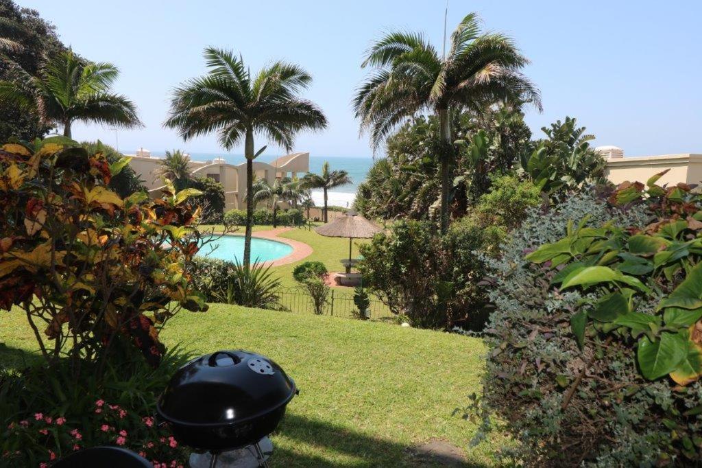 乌姆德洛蒂Mallorca 13 Duplex的享有带游泳池和棕榈树的度假村景色
