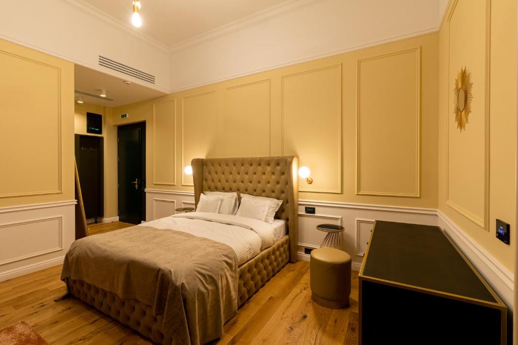 特尔古穆列什Boutique Hotel Cocosul de Aur的一间卧室配有一张床和一个浴缸