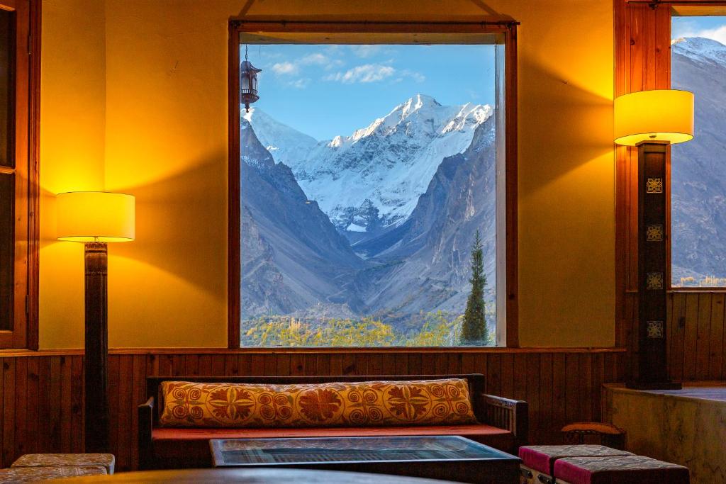 罕萨Roomy Daastaan Hotel, Karimabad Hunza的客房设有山景窗户。
