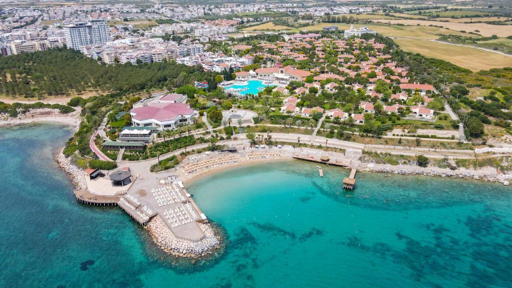 迪迪姆Anadolu Hotels Didim Club - Ultra All Inclusive ex Palmwings的海滩上的度假村的空中景致